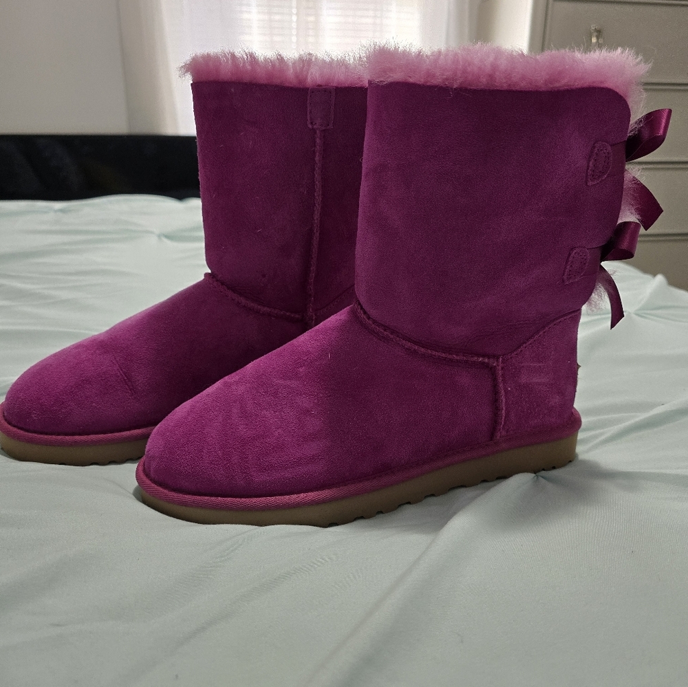 NEVER WORN BAILEY BOW II UGG BOOTS